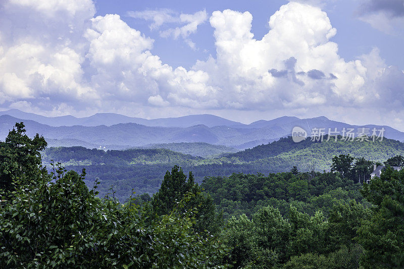 夏季，北卡罗来纳大烟山的阳台景色令人惊叹。大烟山(Great Smoky Mountains)从田纳西州和北卡罗来纳州的边界开始，从那里向美国东南部的东北方向延伸